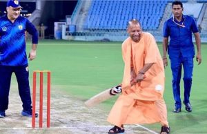CM Yogi ने क्रिकेट पिच पर दिखाया दम, लगाए जोरदार शॉट