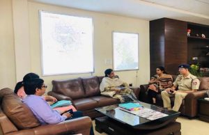 Mohali: DC, SSP और अन्य अधिकारियों ने नामांकन प्रक्रिया की जांच करने के लिए आरओ कार्यालयों का किया दौरा