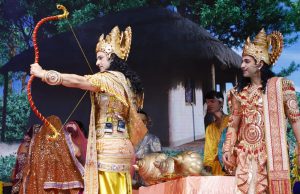 लव कुश रामलीला के मंच पर हास्य अभिनेता असरानी व भोजपुरी एक्ट्रर, सांसद मनोज तिवारी ने दमदार अंदाज में लीला की, देखें मनमोहक तस्वीरें