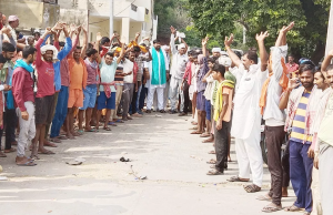 धान की खरीद नहीं होने पर सड़कों पर farmers, कहीं लगाया जाम तो कहीं market gate पर ही जड़ दिया ताला