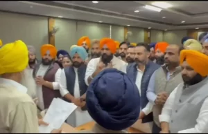 Shiromani Akali Dal की वर्किंग कमेटी ने की Sukhbir Singh Badal से इस्तीफे पर पुनर्विचार की अपील