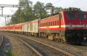 Train के अंदर और पटरियों के ऊपर रील बनाई तो खैर नहीं; दर्ज होगा केस
