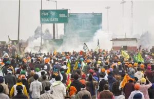 Noida के पास Chilla border पर लगा महाजाम, Delhi कूच करने पर अड़े किसान
