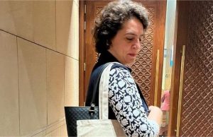 अब Priyanka Gandhi ने संसद में बांग्लादेशी हिंदुओं के समर्थन वाला बैग किया प्रदर्शित