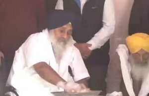 Sukhbir Badal ने Fatehgarh Sahib गुरुद्वारे में की सेवा