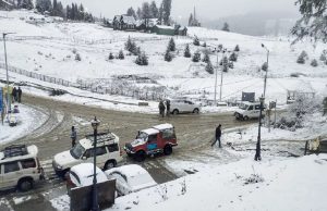 Kashmir के मैदानी क्षेत्रों में पहली बर्फबारी के बाद तापमान में आई गिरावट