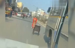 Aunty थोड़ा बच के! सामने से आ रही थी बस, कुर्सी पर Mobile Phone रख रील बनाने में थीं मस्त