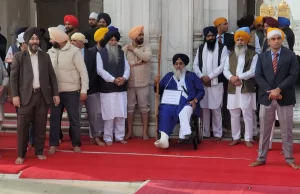 गले में तख्ती, हाथ में बरछा… Punjab के पूर्व Deputy CM Sukhbir Singh Badal