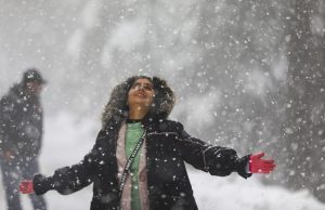 Kashmir में रात के तापमान में बढ़ोतरी, श्रीनगर में धूप निकलने से ठंड से मिली राहत