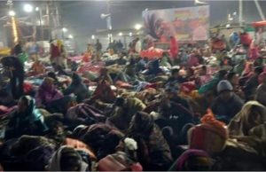 Maha Kumbh भगदड़: अफरातफरी के बीच गूंजीं चीखें, देखें दिल दहला देने वाली तस्वीरें