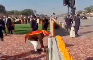 पीएम मोदी ने गणतंत्र दिवस के मौके पर कूड़ा उठाकर दिया ‘स्वच्छ भारत’ का संदेश