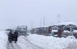 Kashmir में बर्फबारी के बीच Advisory, लैंडस्लाइड की संभावना, कई सड़कें बंद