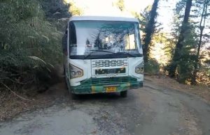 ननखड़ी में एक सप्ताह से फंसी शिमला खड़ेला की बस, ग्रामीण परेशान