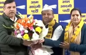 Delhi Elections से पहले बसपा को लगा बड़ा झटका, इस नेता ने पत्नी संग थामा AAP का दामन