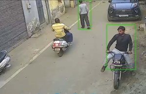 Ludhiana के गिल रोड पर हुई चोरी, फैक्ट्री के बाहर खड़ी बाइक लेकर चोर फरार, घटना CCTV में कैद