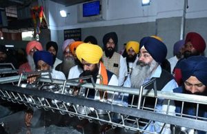 Shri Akal Takht Sahib के नए कार्यवाहक जत्थेदार कुलदीप सिंह गड़गज ने बर्तन धोकर की सेवा