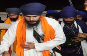 सांसद अमृतपाल सिंह के चाचा समेत 7 साथियों को अजनाला कोर्ट पहुंची पंजाब पुलिस