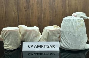 Amritsar Police की बड़ी करवाई: ड्रग तस्करी करने वाले किशोर समेत 4 आरोपियों को किया गिरफ्तार