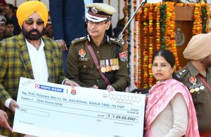 Bhagwant Mann सरकार की पहल, शहीद हुए 5 पुलिसकर्मियों के परिवार को सौंपे एक-एक करोड़ के चेक