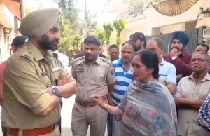 कांग्रेसियों ने सर्वेयरों को पकड़ा तो विधायक पप्पी बोले- भारत भूषण आशु कर रहे हैं घटिया विज्ञापन