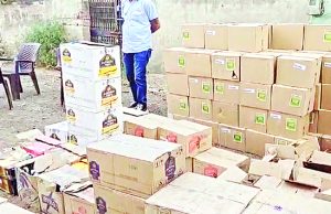 Ludhiana: शराब ठेके के दो कारिंदे गिरफ्तार, 422 बोतल शराब बरामद