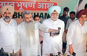 भारत भूषण आशु ने SSP की आप उम्मीदवार से मीटिंग की फोटो दिखाई, कहा- मैंने मीटिंग की थी तो उसकी भी फोटो जारी कर दें