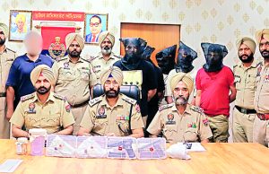 Amritsar Police ने 2 ग्लॉक पिस्तौल, कारतूस, हैरोइन, ड्रग मनी सहित 5 आरोपी किए गिरफ्तार