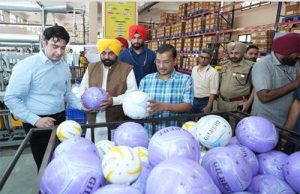 Jalandhar से London: केजरीवाल और सीएम मान ने वैश्विक मैचों के लिए 25,000 रग्बी गेंदों की खेप को हरी झंडी दिखाकर रवाना किया