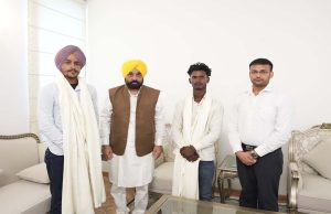 CM Bhagwant Mann ने 11 लोगों की जान बचाने वाले कृष्णा और जसकरण को किया सम्मानित