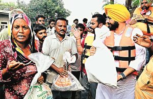 नाव से घर-घर राशन पहुंचाया, बीमार लोगों को निकाला; अंतर्राष्ट्रीय सीमा से सटे गांवों में नाव से पहुंचे पंचायत मंत्री तरुणप्रीत सिंह सौंद
