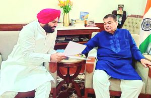 स्वर्ण मंदिर क्षेत्र के विकास के लिए सांसद औजला ने की केंद्रीय मंत्री नितिन गडकरी से मुलाकात