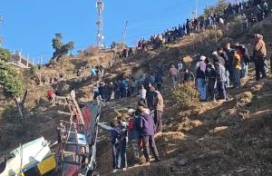यात्रियों से भरी बस पलटी खाकर खाई में गिरी, मची चीख-पुकार