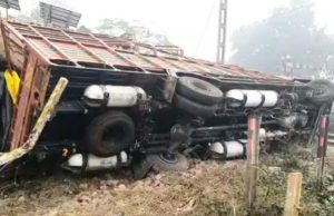 Jalandhar में कोहरे की वजह से हुआ सड़क हादसा, रेलवे लाइन के पास पलटा ट्रक