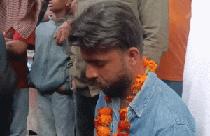 जालंधर में शर्मनाक घटना: चिट्टे की लत से बिगड़ा अकाउंटेंट, परिवार ने माला पहनाकर बाजार में किया पेश