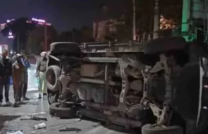 Jalandhar में महिला ने Scorpio ओवरस्पीड दौड़ाई-पलटी:चुनमुन चौक पर हादसा, चकनाचूर हो गई गाड़ी, लोगों ने महिला को निकाला