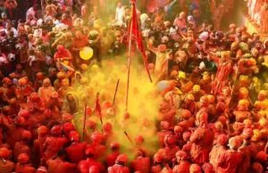 Holi के रंगों में सराबोर Mathura , 44 लाख से ज्यादा श्रद्धालुओं का उमड़ा सैलाब