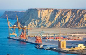 होर्मुज स्ट्रेट पर बढ़ा तनाव, मनमानी पर उतरा ईरान… जहाजों से वसूल रहा भारी रकम!