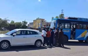 Jalandhar-Phagwara नेशनल हाईवे पर बस-कार की टक्कर:कार का गाटर टूटा, हादसा टला, दोनों चालकों ने एक दूसरे पर लगाए आरोप