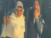 Diljit ने कनाडा शो में पहली बार मंच पर अपनी मां का चेहरा दिखाया; मां को गले लगाते हुए वह भावुक हो गए