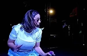 Sunanda Sharma को टच करने कूदा फैन:डरकर चिल्लाई सिंगर, स्टेज छोड़ा, बाउंसरों ने युवक को स्टेज से नीचे फेंका