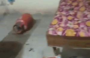 जालंधर में अवैध गैस रिफिलिंग के समय फटा सिलेंडर:धमाके से मकान का गेट उखड़ा, बुरी तरह झुलसा युवक; सामान जलकर राख