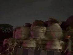 लुधियाना में पराली से लदा ट्रक पलटा:सुबह तक नहीं पहुंची क्रेन; जवादी पुल पर लगा लंबा जाम, घंटों फंसे रहे वाहन