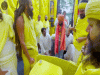 पंजाबी सिंगर Kanwar Grewal ने प्रेमानंद महाराज से मुलाकात की: संत बोले- तुम्हारी आवाज बुलंद, ऐसे ही गाते रहो