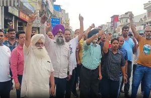 नंबर प्लेट पॉलिसी के खिलाफ Jalandhar में व्हीलर मार्केट एसोसिएशन का प्रदर्शन, सरकार से की ये मांग