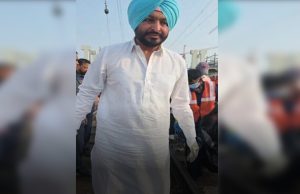 रेल राज्य मंत्री Ravneet Singh Bittu ने रेलवे स्टेशन पर चलाया सफाई अभियान, हाथों से उठाया कचरा