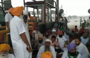 Punjab में किसानों का हल्लाबोल, सभी टोल फ्री:लाडोवाल टोल प्लाजा पर बिना टैक्स गुजर रहे वाहन, धरना लगाया