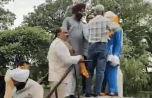 Jalandhar में शहीद उधम सिंह को दी गई श्रद्धांजलि:टीवी सेंटर पार्क में उमड़े नेता, प्रतिमा पर पुष्प अर्पित किए