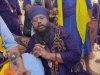 Punjab में अश्लील फोटो वाले निहंग का नया VIDEO:कुर्सी से उठाकर जमीन पर बैठाया, कहा- पैरों के बल बैठकर बर्तन धो