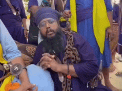 Punjab में अश्लील फोटो वाले निहंग का नया VIDEO:कुर्सी से उठाकर जमीन पर बैठाया, कहा- पैरों के बल बैठकर बर्तन धो