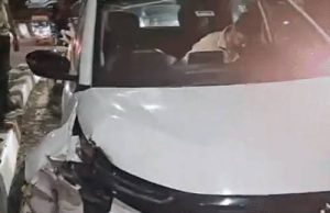 Jalandhar में कार और ऑटो की टक्कर:शीशे टूटकर सड़क पर बिखरे, चकनाचूर हुए दोनों वाहन
